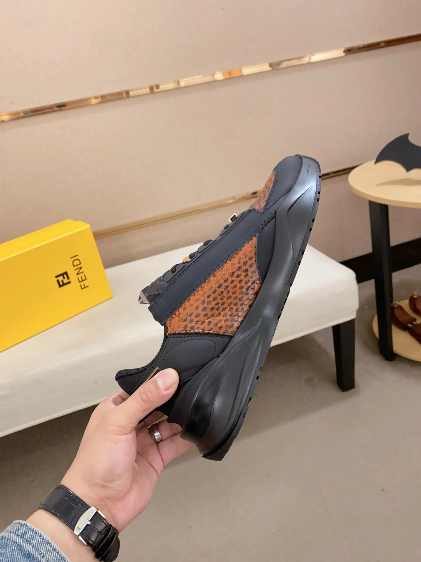 Men's shoes💰: 540💰(Higher version) [Fendi] Fendi's latest casual shoes for men! Available at counters simultaneously! A one-to-one replica of the original. Made entirely of imported top-grain calfskin, the interior is made of top-grain water-dyed cowhide, and the original factory-supplied rubber outsole. Leading new fashion concepts. Matching code: 38-44. 45 can be customized and non-returnable!